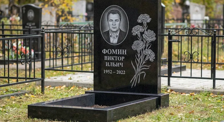 Памятник с гравировкой гвоздик — выполненная работа «Фомин» в Липецке