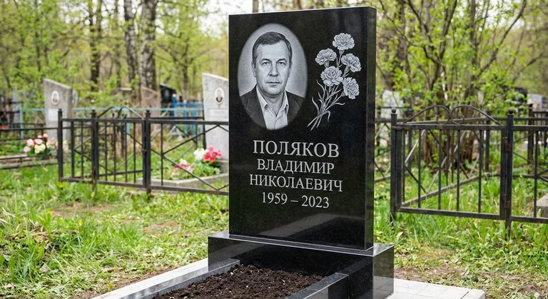 Памятник с гравировкой гвоздик — выполненная работа «Поляков» в Липецке