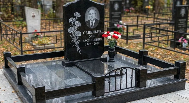 Памятник с гравировкой гвоздик — выполненная работа «Савельев» в Липецке