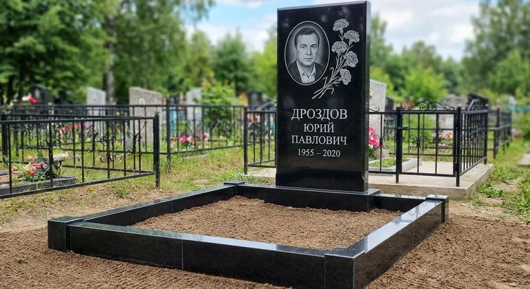 Памятник с гравировкой гвоздик — выполненная работа «Дроздов» в Липецке
