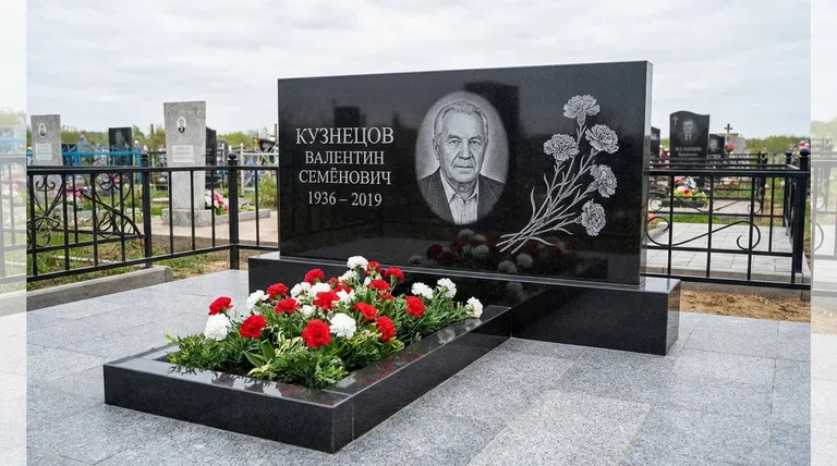Памятник с гравировкой гвоздик — выполненная работа «Кузнецов» в Липецке