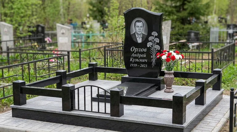 Памятник с гравировкой гвоздик — выполненная работа «Орлов» в Липецке