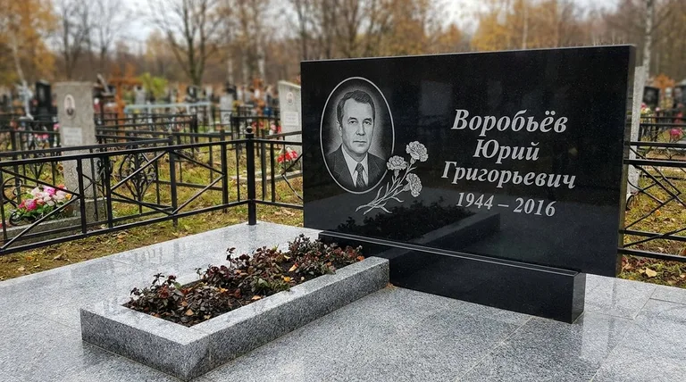 Памятник с гравировкой гвоздик — выполненная работа «Воробьёв» в Липецке