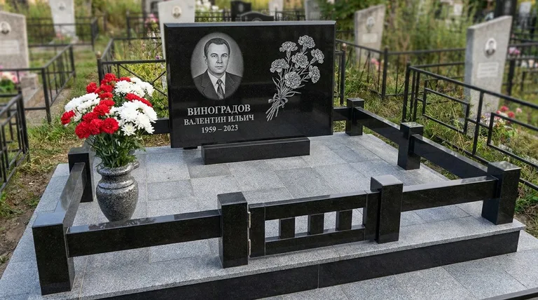 Памятник с гравировкой гвоздик — выполненная работа «Виноградов» в Липецке