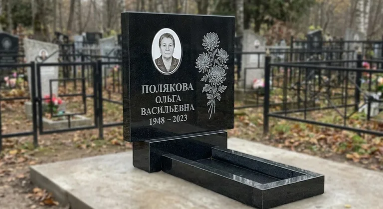 Памятник с гравировкой хризантем — выполненная работа «Полякова» в Липецке