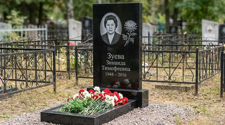 Памятник с гравировкой хризантем — выполненная работа «Зуева» в Липецке