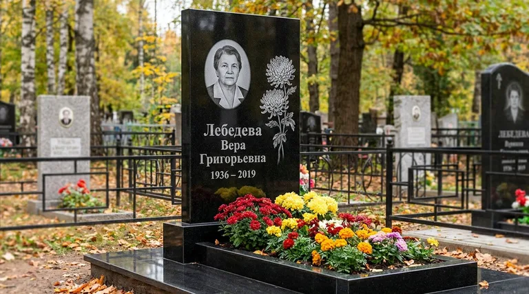 Памятник с гравировкой хризантем — выполненная работа «Лебедева» в Липецке