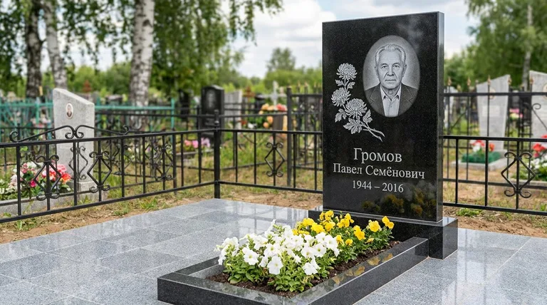 Памятник с гравировкой хризантем — выполненная работа «Громов» в Липецке