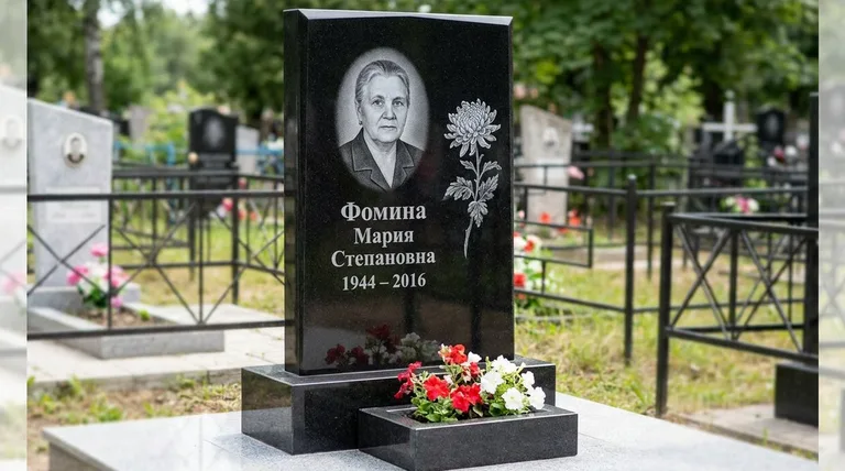 Памятник с гравировкой хризантем — выполненная работа «Фомина» в Липецке