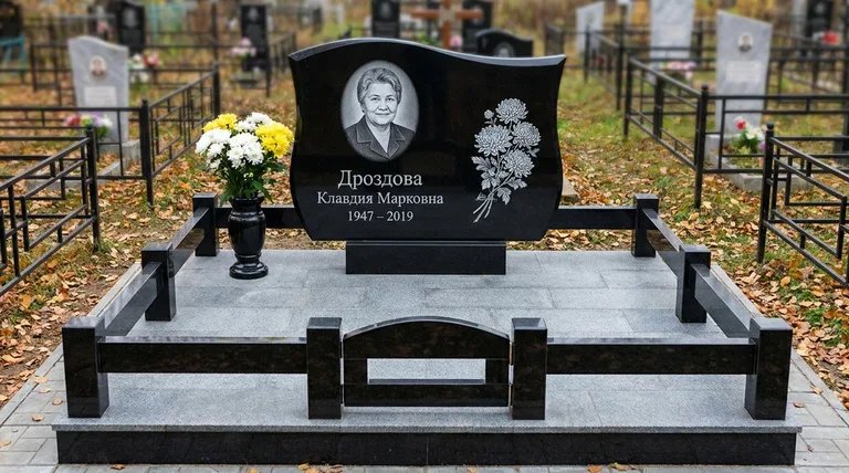 Памятник с гравировкой хризантем — выполненная работа «Дроздова» в Липецке