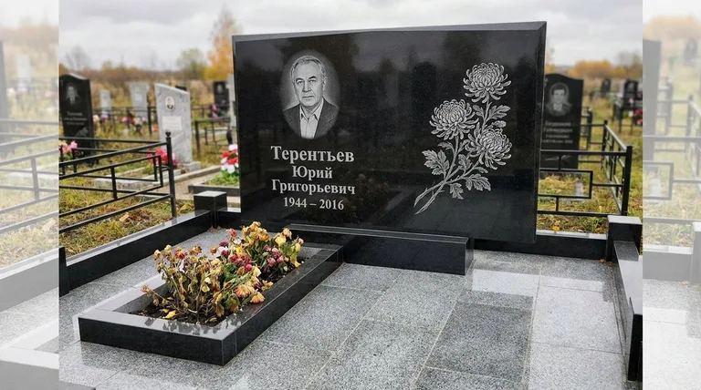 Памятник с гравировкой хризантем — выполненная работа «Терентьев» в Липецке