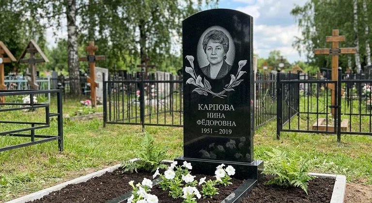Памятник с гравировкой калл — выполненная работа «Карпова» в Липецке