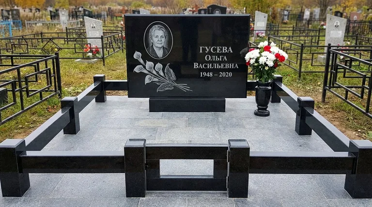 Памятник с гравировкой калл — выполненная работа «Гусева» в Липецке