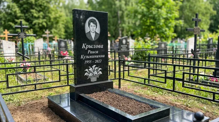 Памятник с гравировкой калл — выполненная работа «Крылова» в Липецке