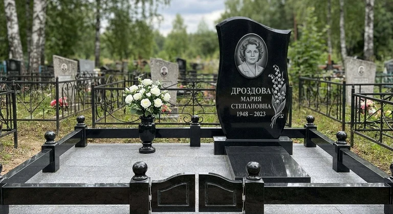 Гравировка ландышей на памятник в Липецке — пример работы на граните