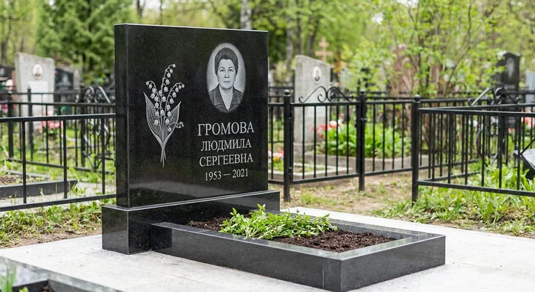 Памятник с гравировкой ландышей — выполненная работа «Громова» в Липецке