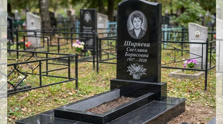 Памятник с гравировкой ландышей — выполненная работа «Ширяева» в Липецке