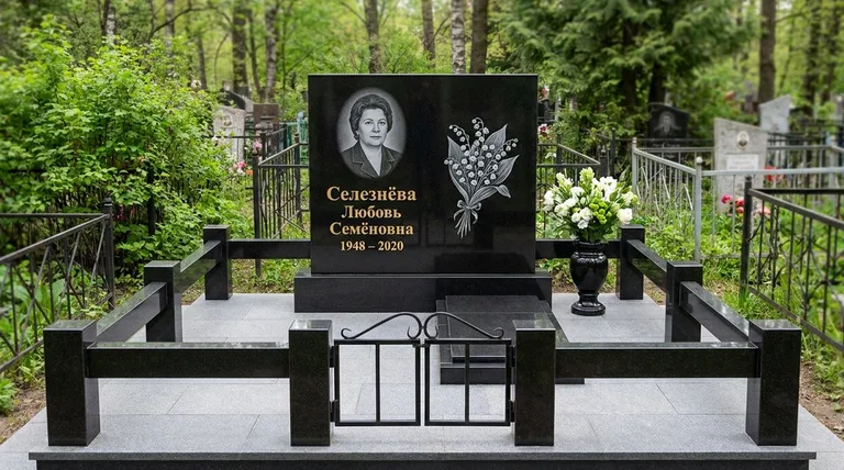 Памятник с гравировкой ландышей — выполненная работа «Селезнёва» в Липецке