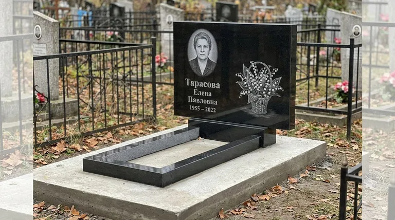 Памятник с гравировкой ландышей — выполненная работа «Тарасова» в Липецке
