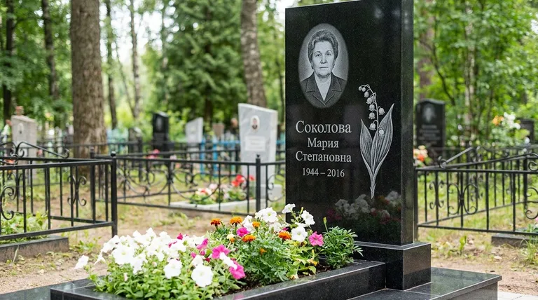 Памятник с гравировкой ландышей — выполненная работа «Соколова» в Липецке