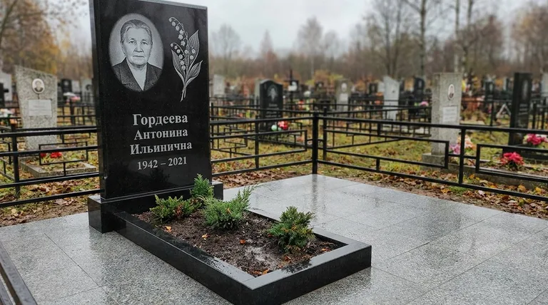Памятник с гравировкой ландышей — выполненная работа «Гордеева» в Липецке