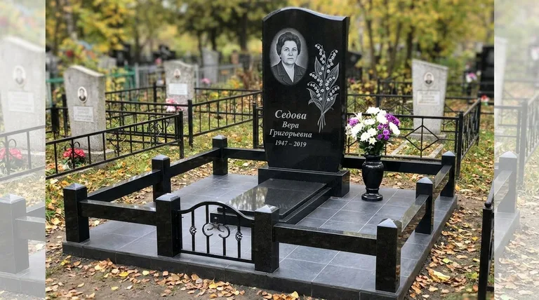 Памятник с гравировкой ландышей — выполненная работа «Седова» в Липецке