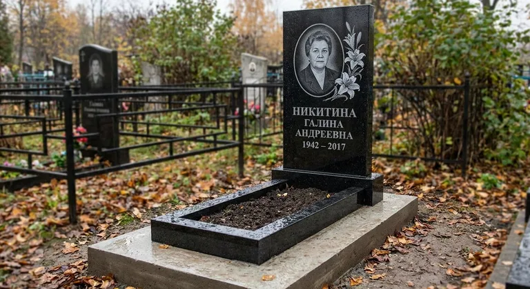 Памятник с гравировкой лилий — выполненная работа «Никитина» в Липецке