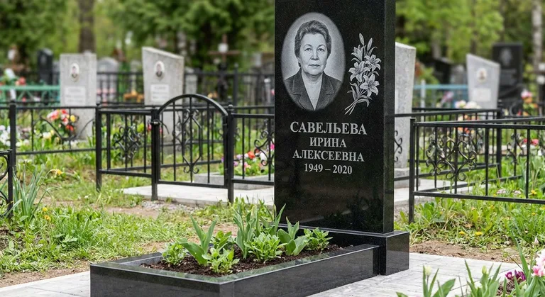 Памятник с гравировкой лилий — выполненная работа «Савельева» в Липецке