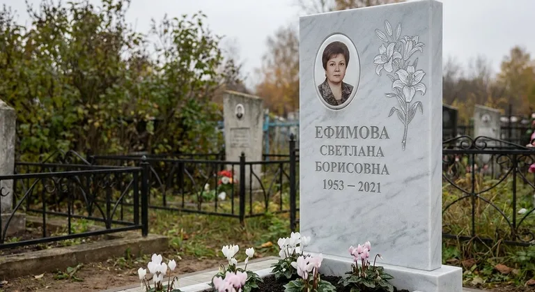 Памятник с гравировкой лилий — выполненная работа «Ефимова» в Липецке