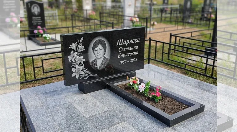 Памятник с гравировкой лилий — выполненная работа «Ширяева» в Липецке