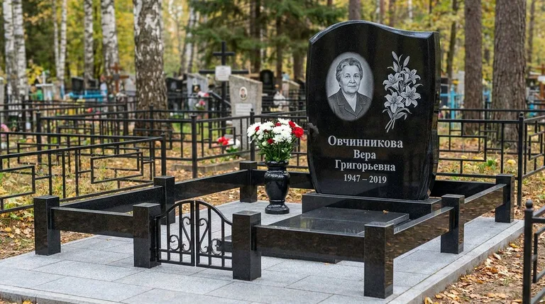 Памятник с гравировкой лилий — выполненная работа «Овчинникова» в Липецке