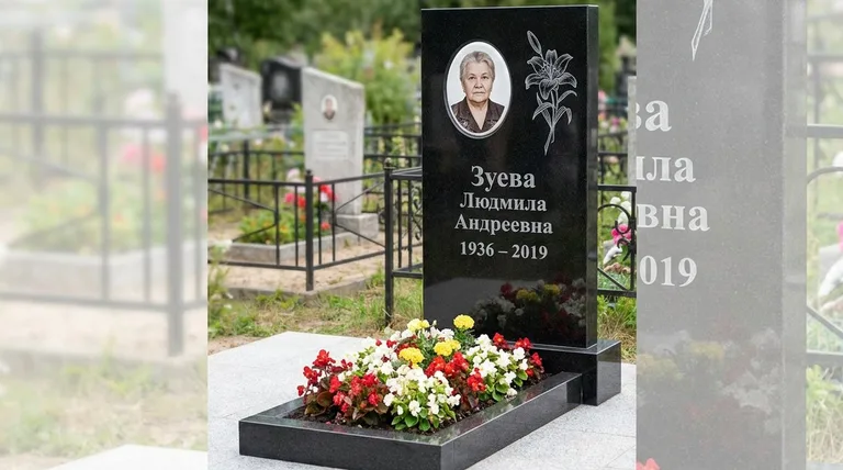 Памятник с гравировкой лилий — выполненная работа «Зуева» в Липецке