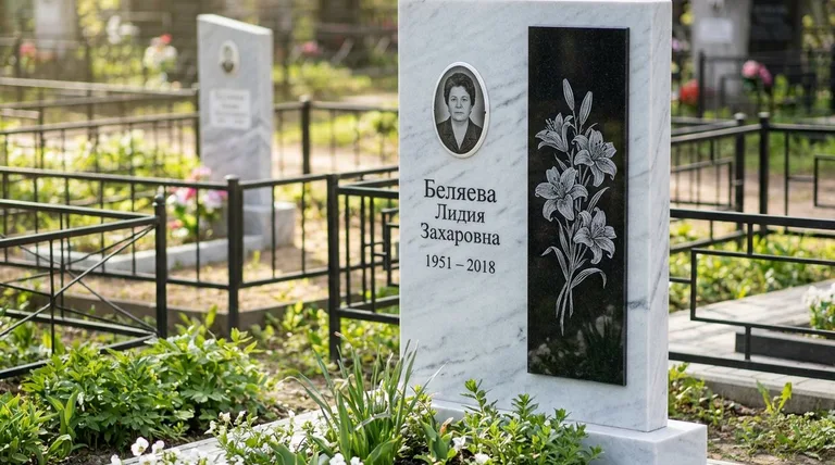 Памятник с гравировкой лилий — выполненная работа «Беляева» в Липецке