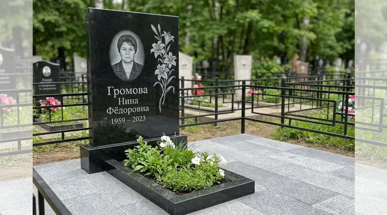 Памятник с гравировкой лилий — выполненная работа «Громова» в Липецке