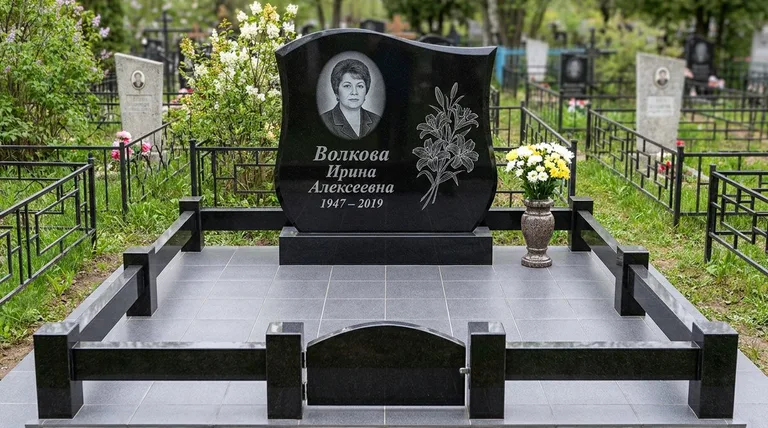 Памятник с гравировкой лилий — выполненная работа «Волкова» в Липецке