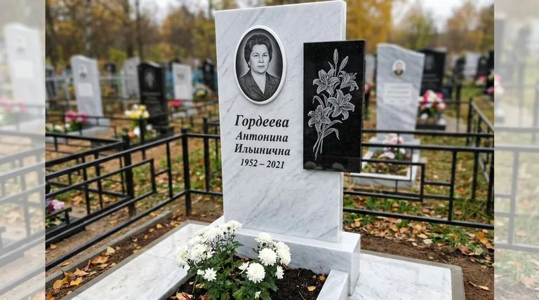 Памятник с гравировкой лилий — выполненная работа «Гордеева» в Липецке