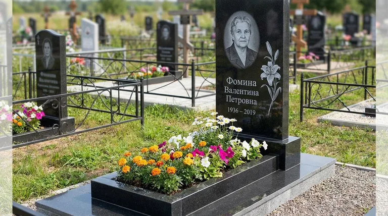 Памятник с гравировкой лилий — выполненная работа «Фомина» в Липецке