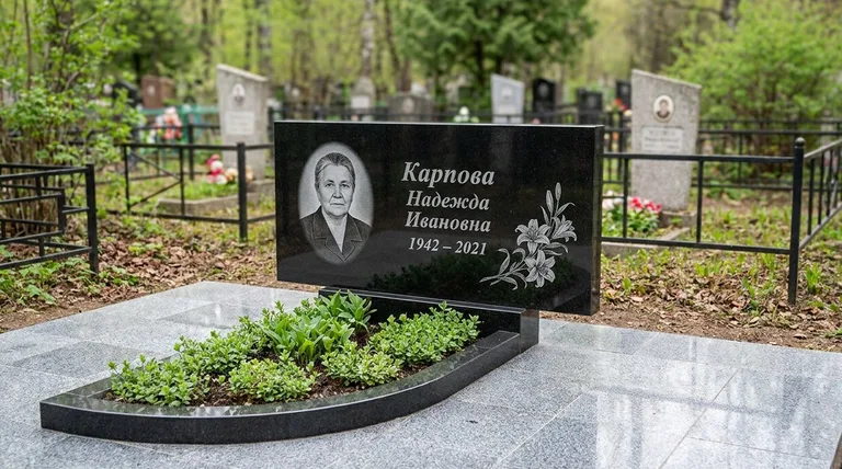 Памятник с гравировкой лилий — выполненная работа «Карпова» в Липецке