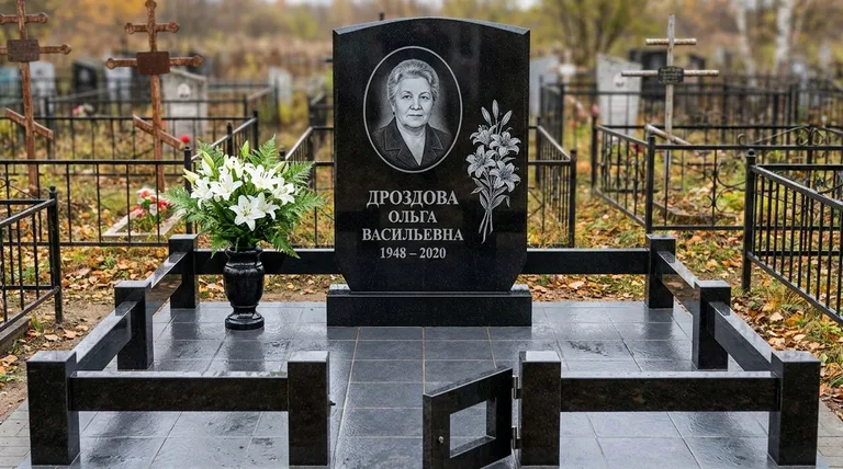 Памятник с гравировкой лилий — выполненная работа «Дроздова» в Липецке