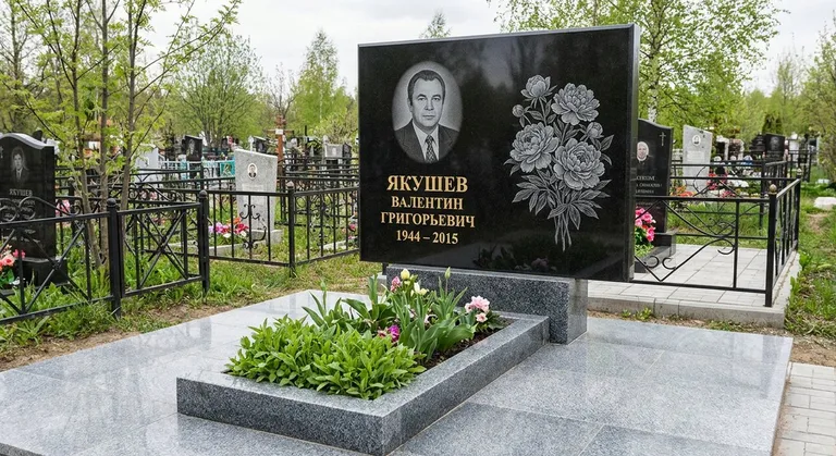 Памятник с гравировкой пионов — выполненная работа «Якушев» в Липецке