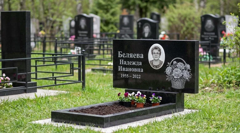 Памятник с гравировкой пионов — выполненная работа «Беляева» в Липецке