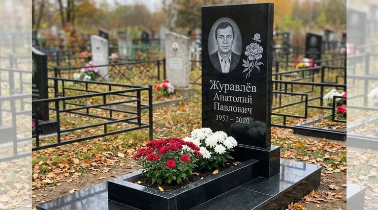 Памятник с гравировкой пионов — выполненная работа «Журавлёв» в Липецке