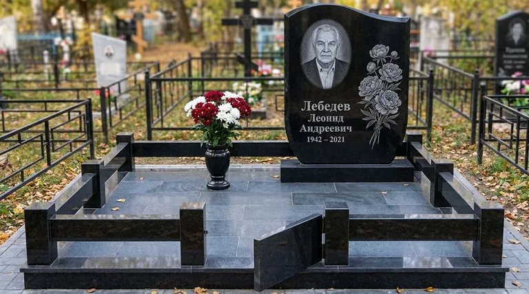 Памятник с гравировкой пионов — выполненная работа «Лебедев» в Липецке