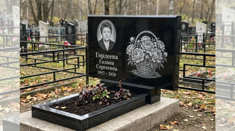 Памятник с гравировкой пионов — выполненная работа «Гордеева» в Липецке