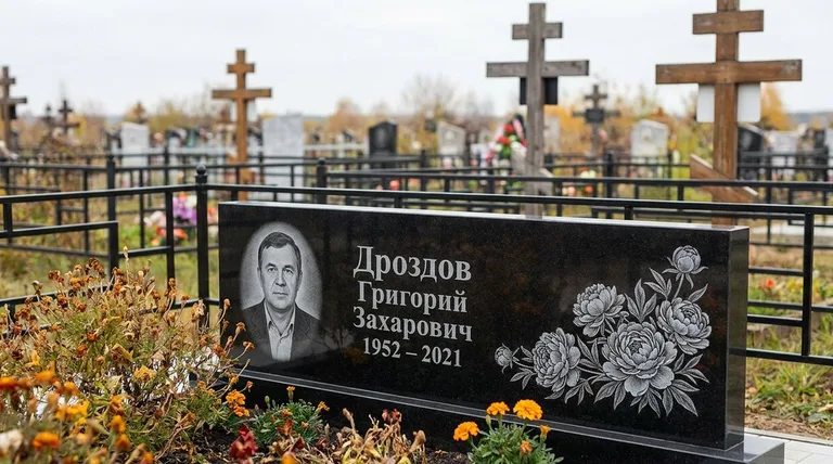 Памятник с гравировкой пионов — выполненная работа «Дроздов» в Липецке