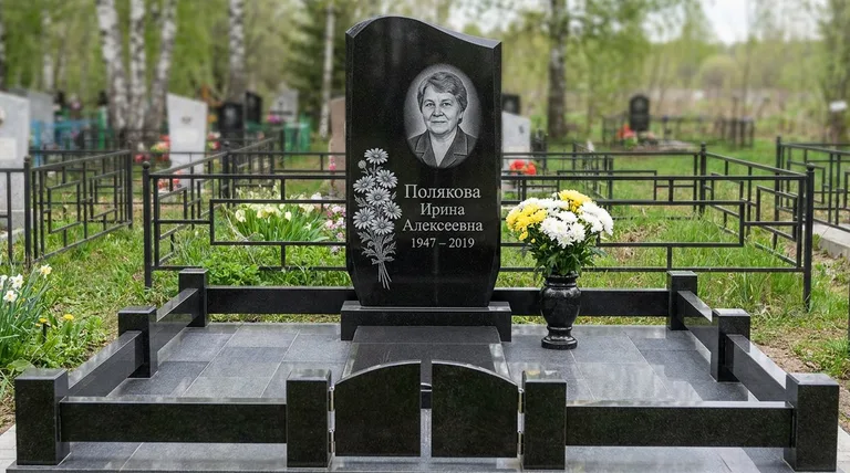 Памятник с гравировкой ромашек — выполненная работа «Полякова» в Липецке