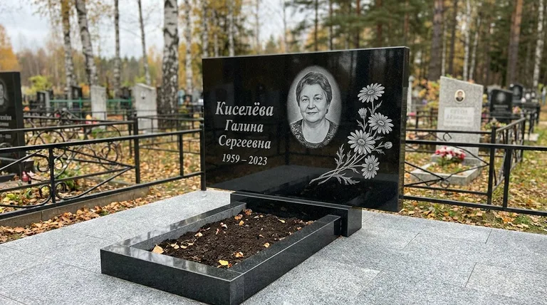 Памятник с гравировкой ромашек — выполненная работа «Киселёва» в Липецке