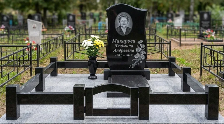 Памятник с гравировкой ромашек — выполненная работа «Макарова» в Липецке