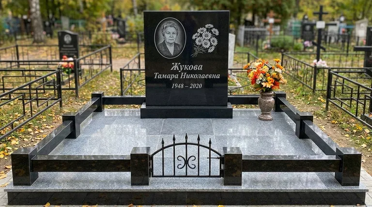 Памятник с гравировкой ромашек — выполненная работа «Жукова» в Липецке