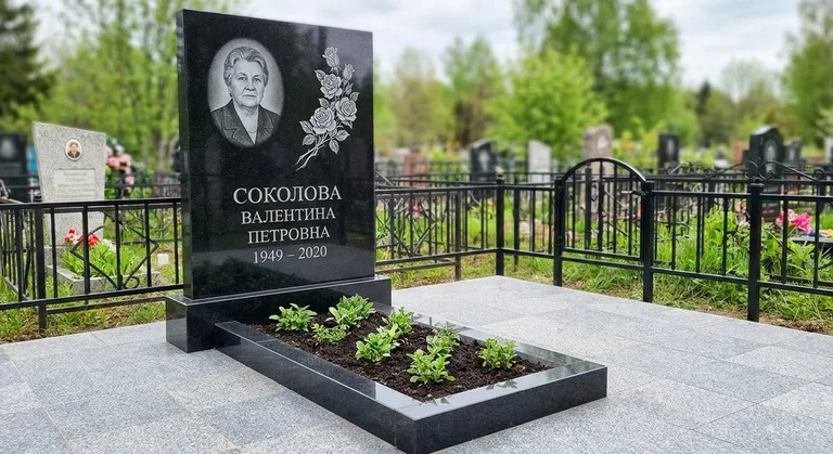 Памятник с гравировкой роз — выполненная работа «Соколова» в Липецке